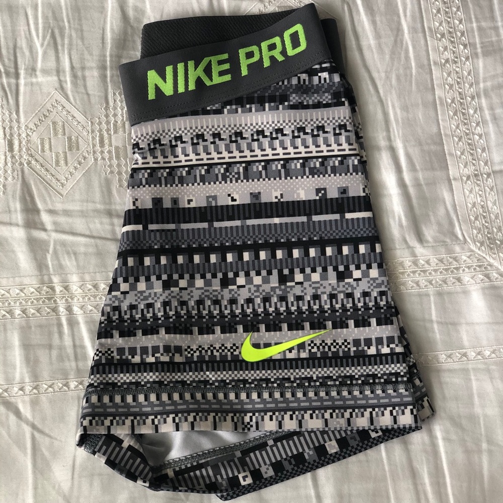 Women’s Nike Pro Shorts XS